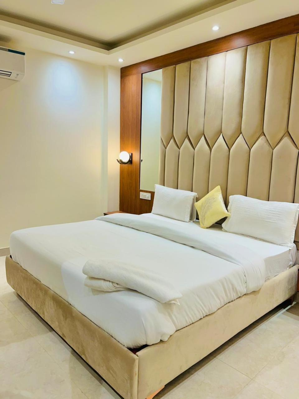 Hotel Riverb New Delhi Exteriör bild
