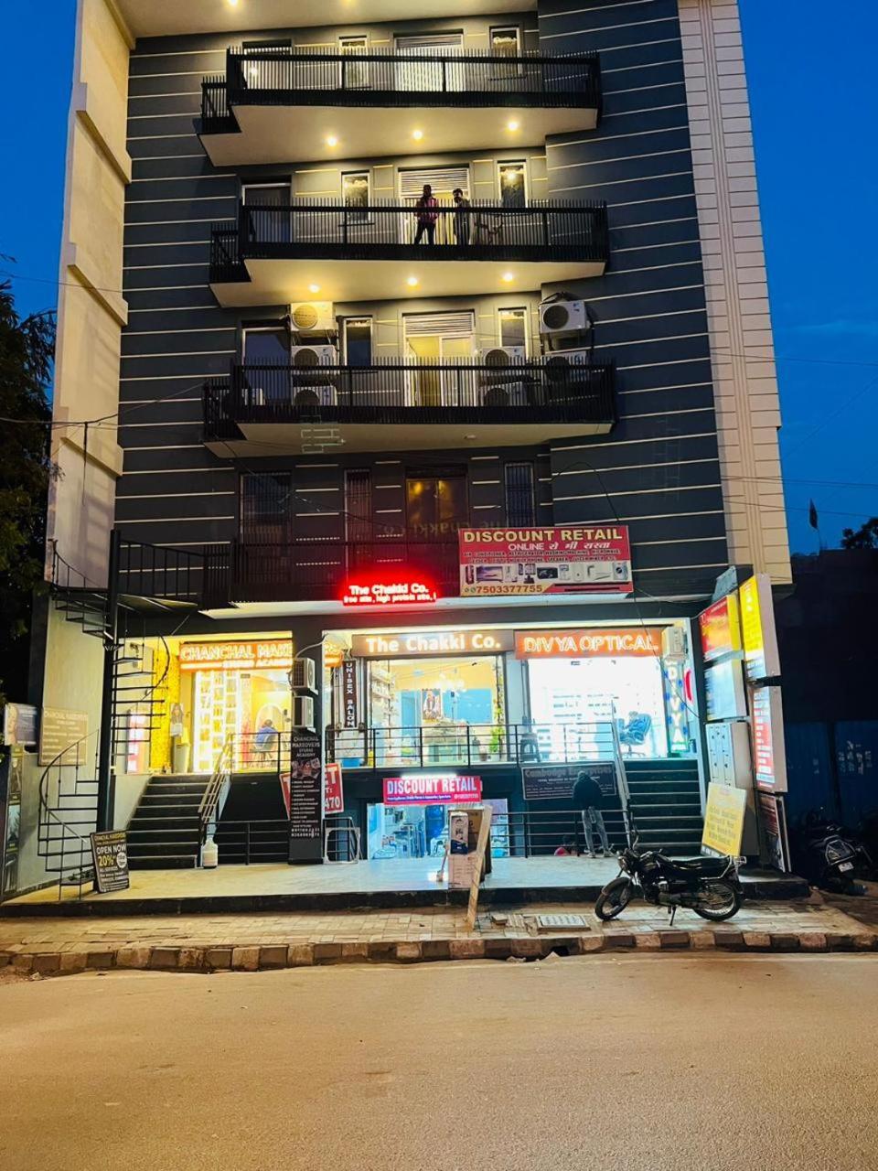 Hotel Riverb New Delhi Exteriör bild