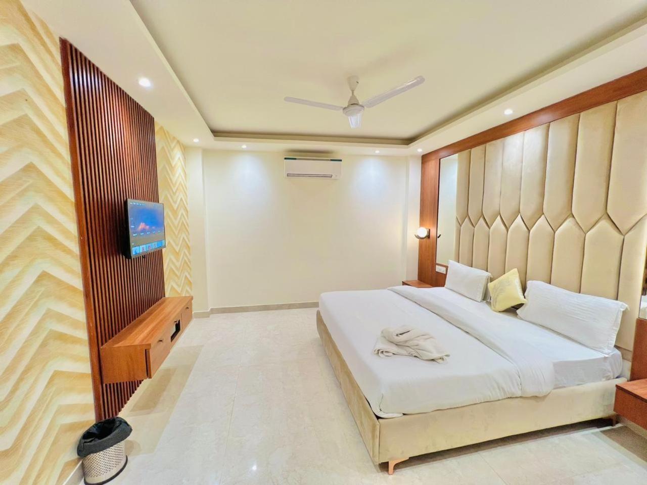 Hotel Riverb New Delhi Exteriör bild