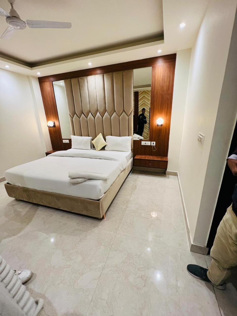Hotel Riverb New Delhi Exteriör bild