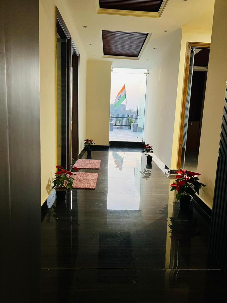 Hotel Riverb New Delhi Exteriör bild